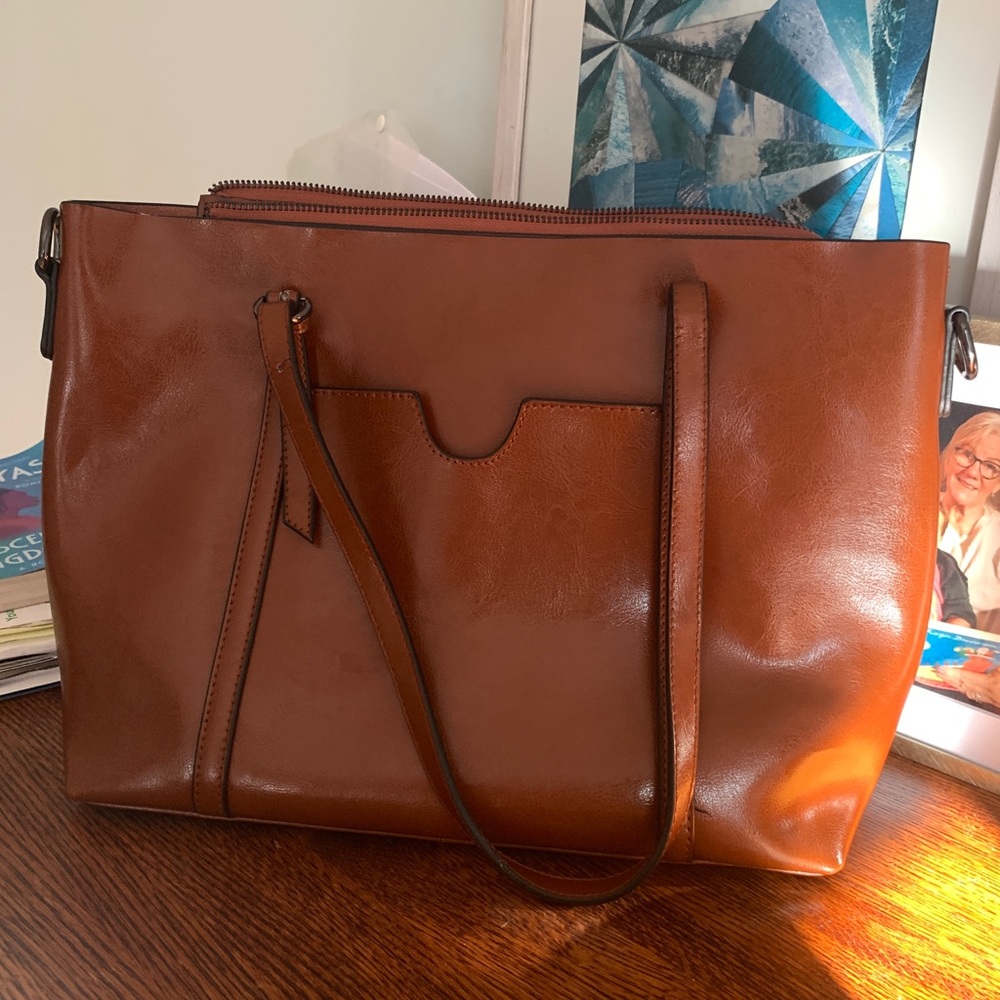 Leather bag in good condition one pocket outside 3 inside zips closed